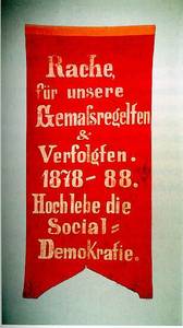 Transparent der Berliner Sozialdemokraten; Aufschrift: Rache für unsere Gemaßregelten und Verfolgten 1878-1888. Hoch lebe die Socialdemokratie Transparent der Berliner Sozialdemokraten